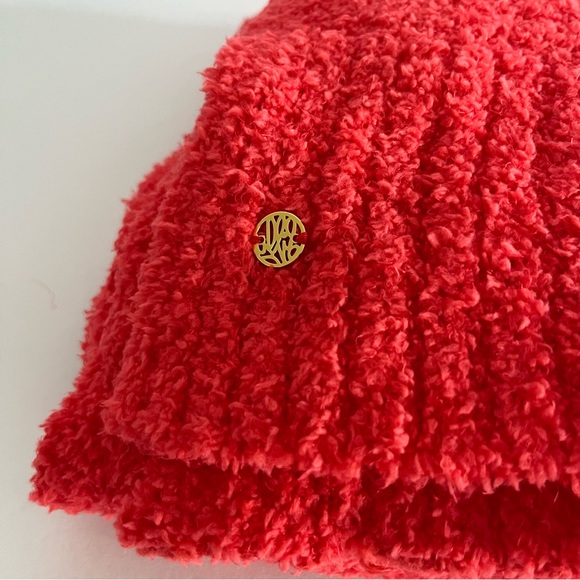 NWOT Lilly Pulitzer - Frosti Scarf and Hat Set - Picture 5 of 8